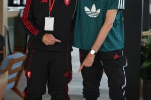 500万彩票网-渣叔也有1米9！克洛普与2米01的高佬克劳奇合照，只矮半个头