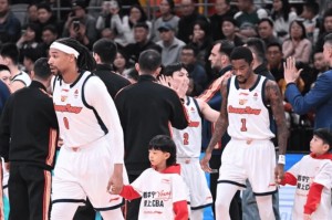 萨林杰半场7中1得到2分5篮板，萨姆纳6中1得到3分3篮板