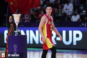 500.com-因膝伤此次未出战？贺希宁社媒回复胡明轩：膝盖快点好起来